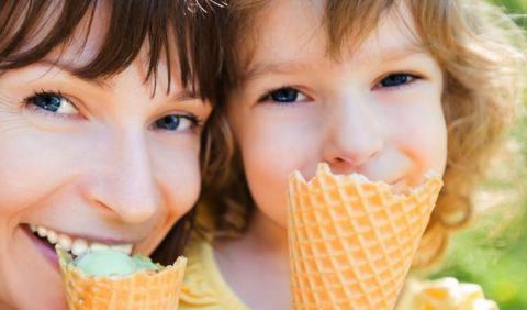 Family Friendly Events Mom and daughter eating ice cream at a Nashville Family Friendly Event.