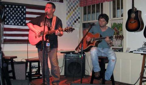 Nashville Restaurants with Live Music Live Music of Jeremy Dean and Chickenman Dave in a downtown Nashville Restaurant