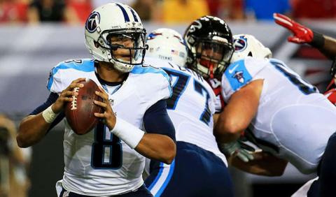 Marcus Mariota playing football in Nashville Tenessee