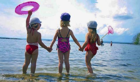 Nashville's Best Swimming Beaches 3 little girls swimming at Nashville Beach