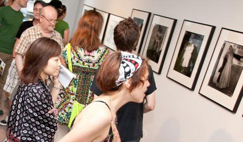 Upcoming Nashville Art Events Crowd admiring art in Nashville Art Event
