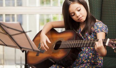 Nashville Music Lessons Guitar Lessons with a girl in Nashville Tennessee